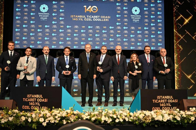 Cumhurbaşkanımız Sayın Erdoğan Başkan Turan'a İTO Özel Ödülünü Takdim Etti