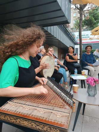 Yadigar Kahvesi'nde Keyifli Anlar: Fatih Sanat Akademisi Öğrencisi'nden Türk Sanat Müziği Performansı