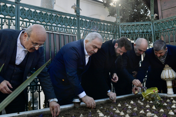 Başkan Turan'ın Katılımıyla Sümbül Efendi Türbesi'nin Bahçesine Sümbül Soğanları Ekildi