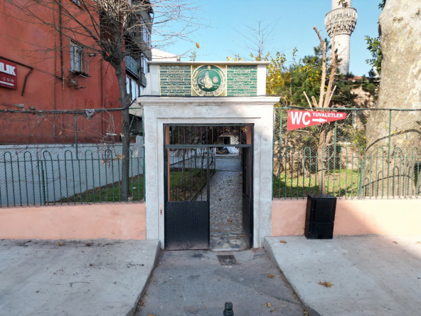 Şazeli Tekke Camii Avlu Kapısı Bakım Onarım Çalışmaları Kapsamında Yenilendi