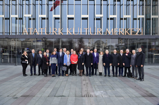Başkan Turan İstanbul Valisi Sn. Davut Gül ile AKM'deki Turizm Yatırımları Değerlendirme Toplantısı'ndaydı