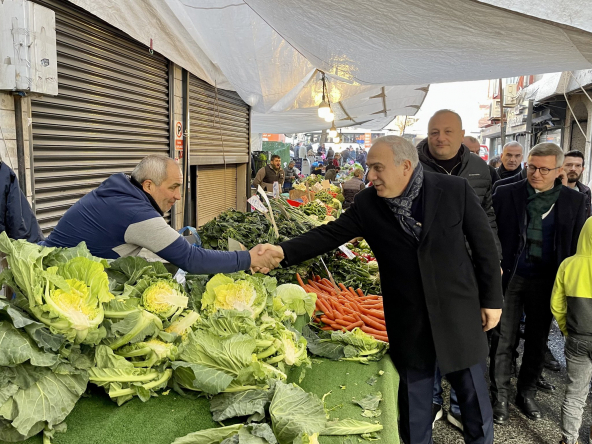 Başkan Turan Karagümrük Pazarı ve Fevzipaşa Caddesi'nde Hemşehrileriyle Selamlaştı