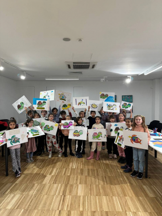 Çocuklar Kadırga Sanat Galerileri'ndeki Kağıt Mozaik Atölyesi'nde Kendi Tasarımlarını Oluşturuyorlar