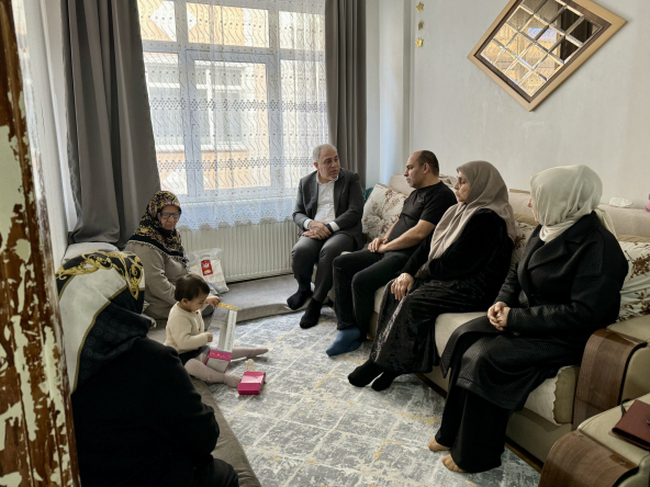 Başkan Turan Deprem Bölgesinden Hırka-i Şerif Mahallesi'ne Yerleşen Aileyi Ziyaret Etti