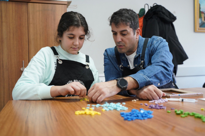 Babalar ve Çocukları KARINCA Eğitim Birimi'nin Mozaik Çerçeve Atölyesi'nde Keyifli Vakit Geçiriyorlar