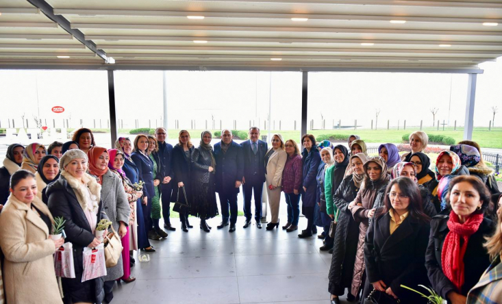 Bakan Osman Aşkın Bak ve Başkan Turan, Fatih'e Değer Katan Kadınlarımızla Buluştular