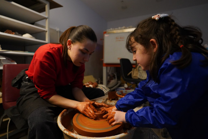 Çocuklar Fatih Sanat Akademisi'nin Çömlek Atölyesi'nde Kendi Eserlerini Üretiyorlar