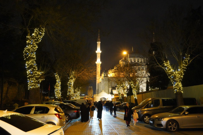 Fatih Camii Girişinde Aydınlatma Çalışmaları Gerçekleştirildi