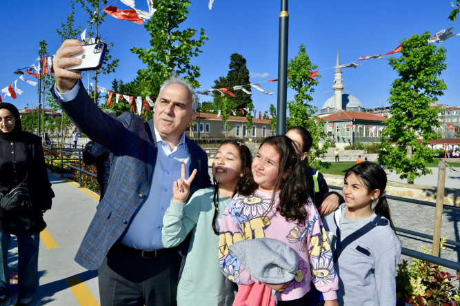 Başkan Turan, Karasurları Millet Bahçesi'nde Hemşehrileriyle Buluştu