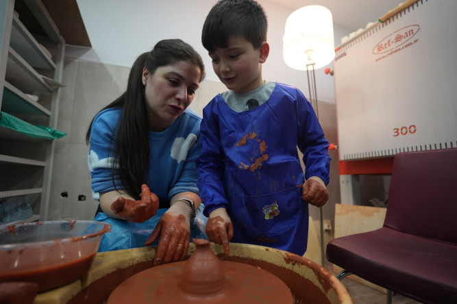 Anneler ve Çocukları Fatih Sanat Akademisi'nin Seramik Atölyesi'nde Keyif Dolu Vakit Geçiriyorlar