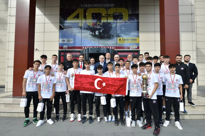 Gelişim Ligi Türkiye Şampiyonu Fatih Karagümrük U-16 Takımımız Başkan Turan'ın Misafiri Oldu