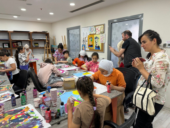 Sanatseverler, Fatih Sanat Akademisi'nin “Action Painting” Atölyesi'nde Özgün Eserlerini Oluşturuyorlar