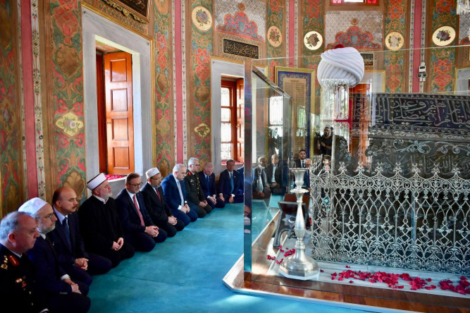 Başkan Turan, Vali Gül ile Birlikte Fethin 571. Yıl Dönümünde Fatih Sultan Mehmed Han'ı Kabri Başında Yâd Etti
