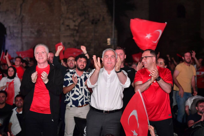 Yedikule Hisarı'ndaki Türkiye-Avusturya Maçı Gösterimi, Vali Gül ve Başkan Turan'ın Katılımıyla Gerçekleştirildi