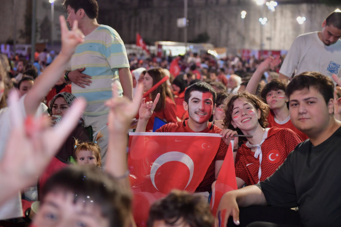 Yedikule Hisarı'ndaki Türkiye-Hollanda Maçı Açık Hava Gösterimi, Başkan Turan'ın Katılımıyla Gerçekleştirildi