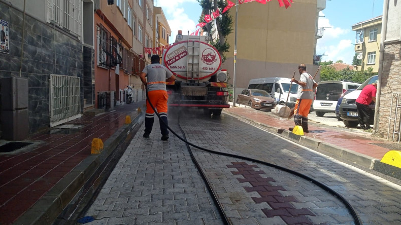 Fatih Belediyesi Çevre Koruma ve Kontrol Müdürlüğü Cadde ve Sokak Temizlik Hizmetlerini Sürdürüyor
