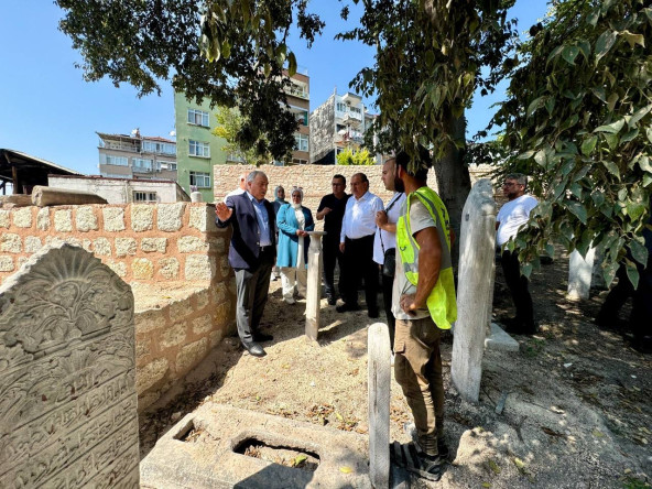 Başkan Turan, Bıçakçı Alaaddin Camii Haziresi'nin Restorasyon Çalışmalarını İnceledi