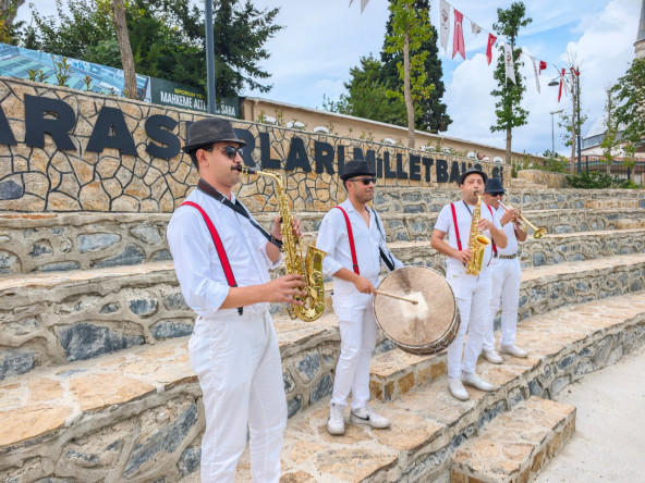 Karasurları Millet Bahçesi'nde Bando Gösterisi Coşkusu