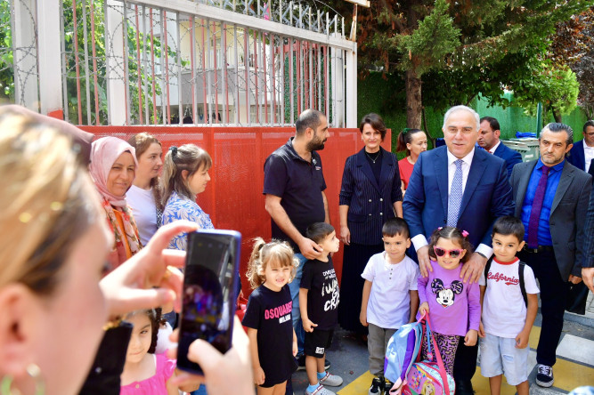 Başkan Turan, Yeni Eğitim Döneminin İlk Gününde Şehit Vedat Kara İlkokulu Öğrencileriyle Bir Araya Geldi