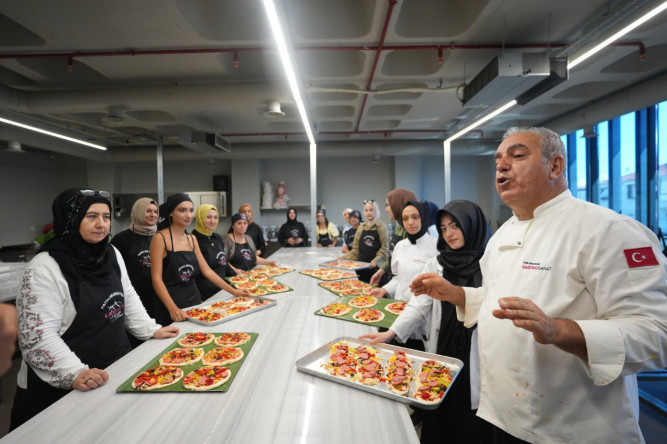 Vatandaşlarımız KARINCA El Emeği Birimi'nin GastroSanat'ta Düzenlediği Pizza Yapım Atölyesi'nde Buluşuyor