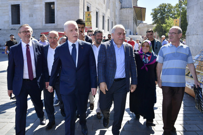 Başkan Turan ve Vali Gül, Eminönü'nde Esnaf ve Vatandaşlarla Buluştu