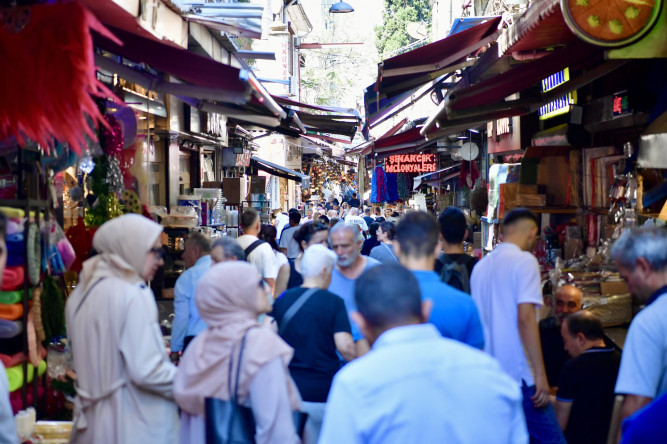 Başkan Turan, Hasırcılar Caddesi ve Kızılhan Sokak'ta Fatihli Esnaf ve Vatandaşlarla Bir Araya Geldi