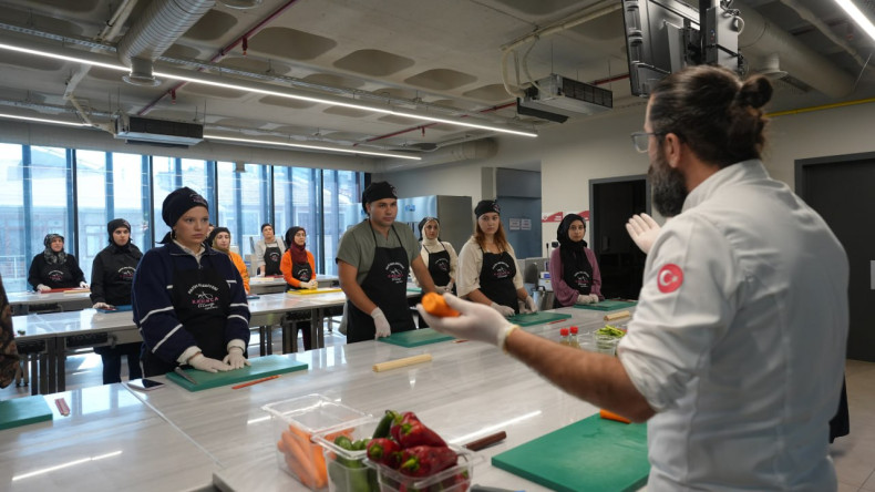 KARINCA El Emeği Eğitim Birimi'nden Japon Mutfağı Eğitimleri: Sushi Atölyesi