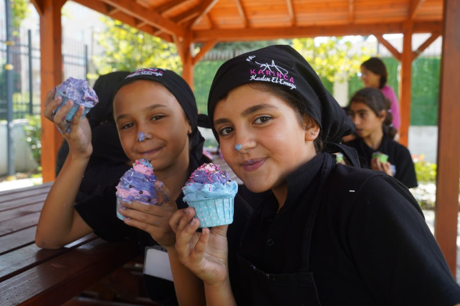 KARINCA El Emeği Eğitim Birimi'nden Pastacılık Eğitimleri: Silivrikapı'da Vedide Baha Ortaokulu Öğrencileri İçin Cupcake Atölyesi