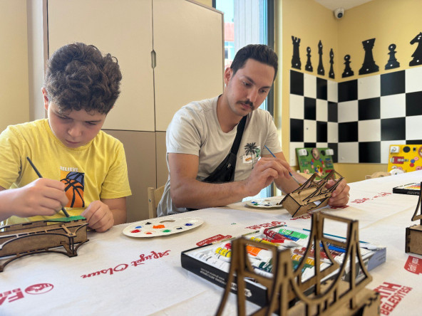 Baba ve Çocuklar, Silivrikapı Çocuk Kütüphanesi'ndeki 3D Ahşap Maket Tasarım Atölyesi'nde Eğlenceli Vakit Geçiriyor