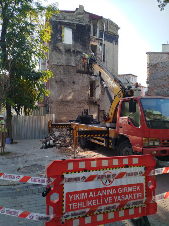 Tarihî Mahallelerde Güvenlik Önlemleri Sürüyor: Hasarlı Yapılarda Kontrollü Yıkım Gerçekleştiriliyor