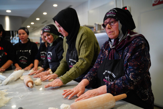 KARINCA El Emeği Eğitim Birimi'nden Lezzet Yolculuğu: GastroSanat'ta Keyif Dolu Pide Yapım Atölyesi