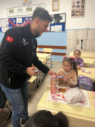 Halkla İlişkiler Ofisimizden Öğrencilerimize Tiyatro Bileti Hediyesi