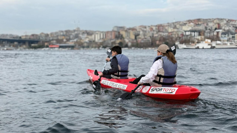 Üniversite Öğrencilerimiz, Fatih Belediyesi Kano ve Kürek Sporları Merkezi'nde Kano Heyecanını Yaşadı