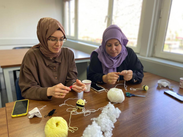 Vatandaşlarımız, KARINCA El Emeği Eğitim Birimi'nin Yavuz Selim'deki Amigurumi Atölyesi'nde Buluşuyor