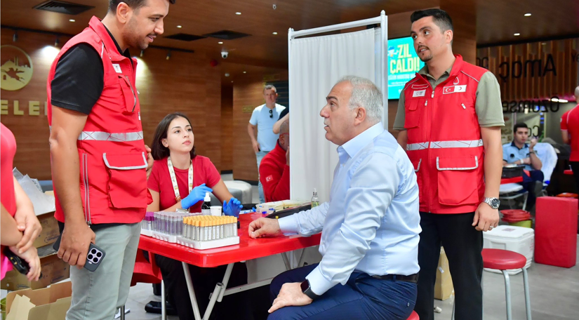 Başkan Turan, Belediye Başkanlığı Binasındaki Türk Kızılay Kan Bağışı Noktasını 