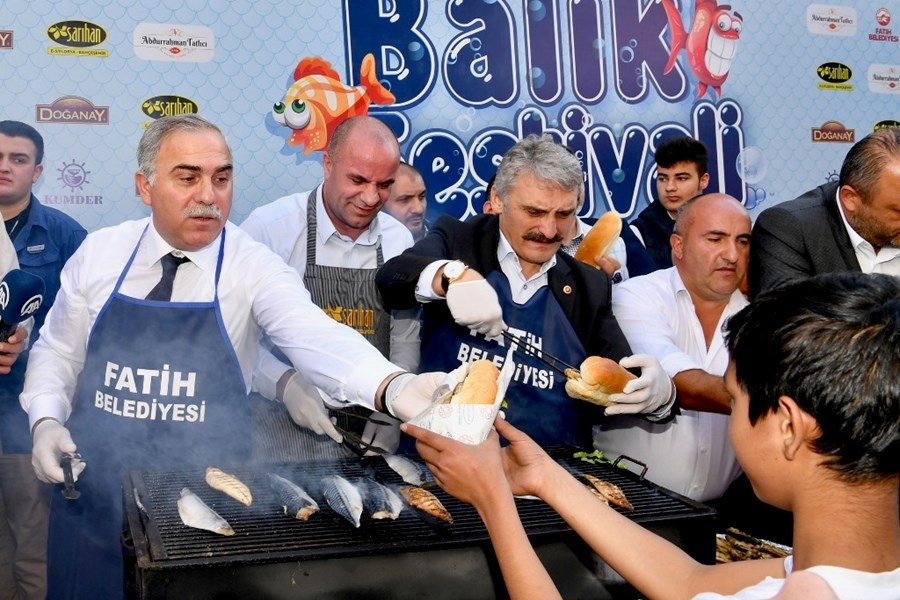 Fatih te Vatandaşlara Binlerce Balık Ekmek İkramı