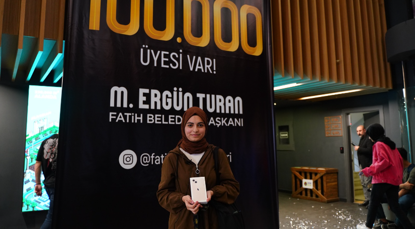 Fatih Kütüphaneleri nin 100 Bininci Üyesine Güldüren Sürpriz