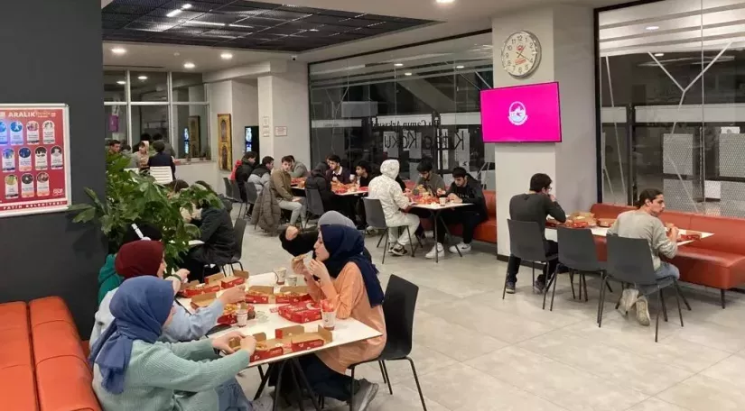 Başkan Turan dan Öğrencilere En Uzun Gecede Pizza Sürprizi