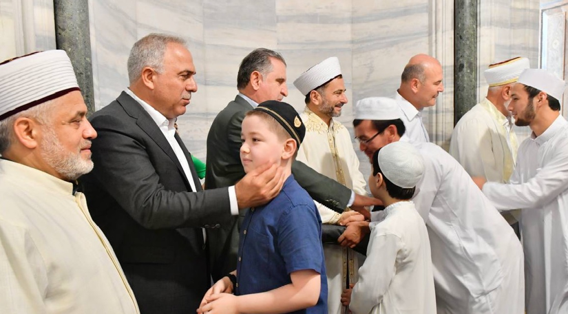 Başkan Turan Bayram Namazında Fatih Camii ndeydi