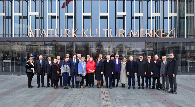 Başkan Turan İstanbul Valisi Sn. Davut Gül ile AKM deki Turizm Yatırımları Değerlendirme Toplantısı ndaydı