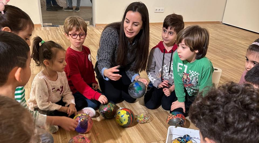 Çocuklar Kadırga Sanat Galerileri ndeki Dev Bilyenin Yolculuğu Nostalji Atölyesi nde Buluşuyor