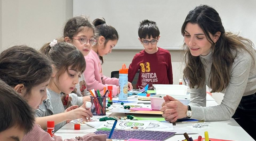 Çocuklar Kadırga Sanat Galerileri ndeki Kağıt Mozaik Atölyesi nde Kendi Tasarımlarını Oluşturuyorlar