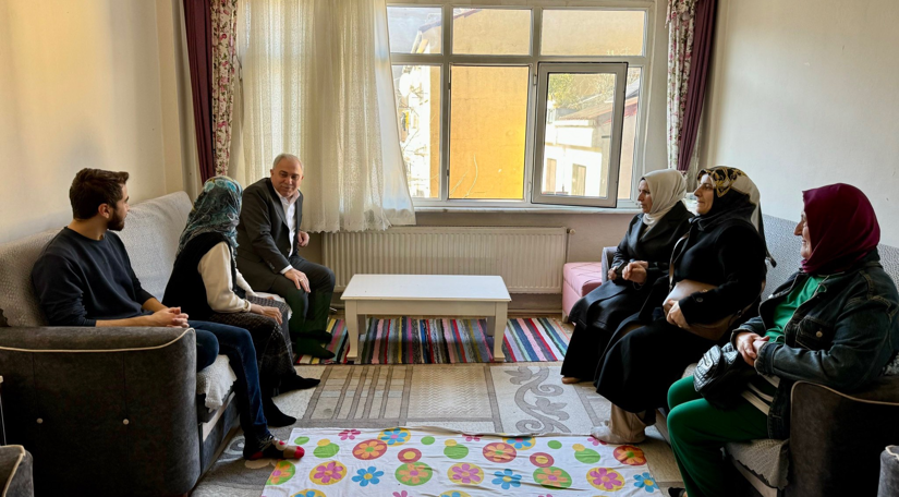 Başkan Turan Deprem Bölgesinden Hırka-i Şerif Mahallesi ne Yerleşen Aileyi Ziyaret Etti