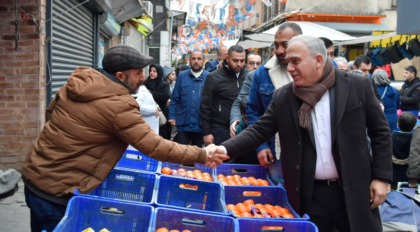 Başkan Turan, Balat taki Salı Pazarı nda Fatihli Vatandaşlarla Bir Araya Geldi