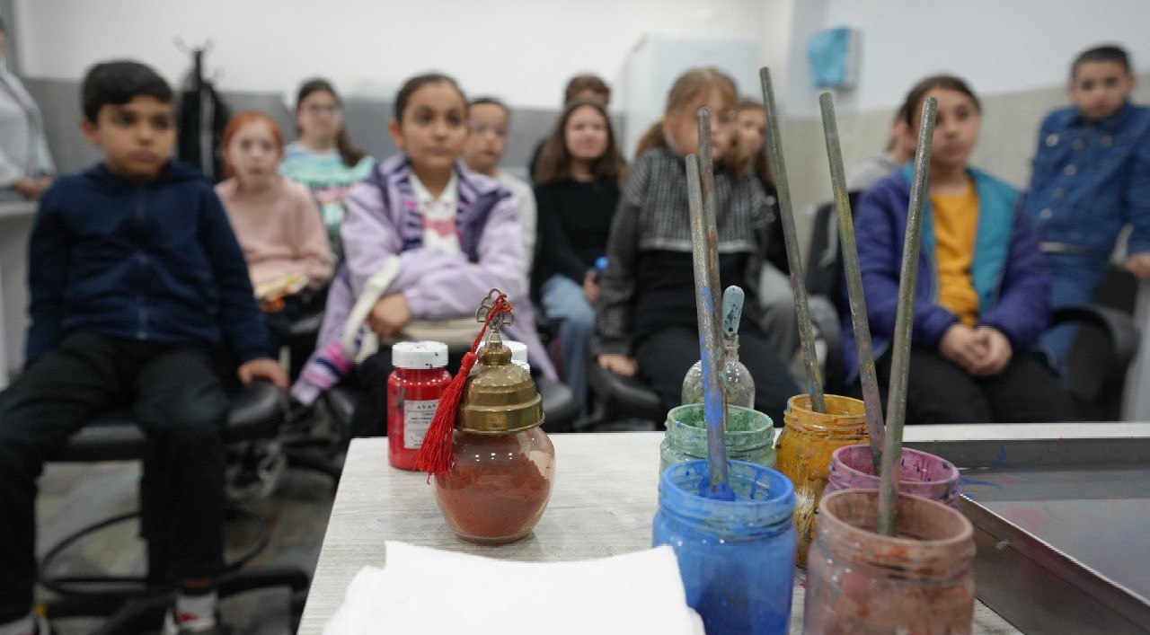 Gençler Fatih Sanat Akademisi nin Ebru Atölyesi nde Keyif Dolu Vakit Geçiriyorlar