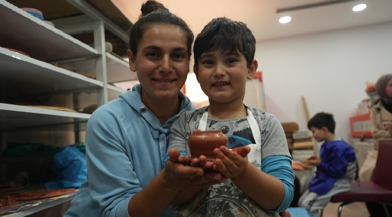 Anneler ve Çocukları Fatih Sanat Akademisi nin Seramik Atölyesi nde Keyif Dolu Vakit Geçiriyorlar