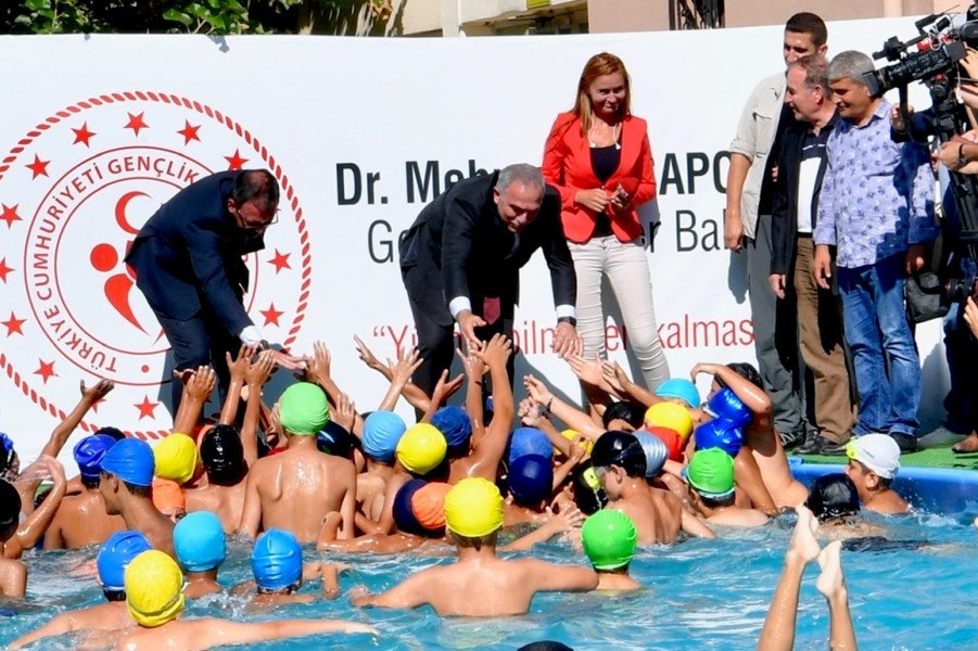 Bakan Kasapoğlu dan Yüzme Öğrenen Fatihli Gençlere Ziyaret