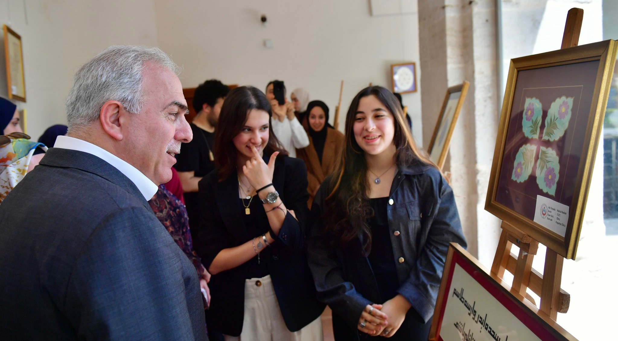 Başkan Turan, Fatih Kız Anadolu İmam Hatip Lisesi nin Yıl Sonu Sergisini Ziyaret Etti