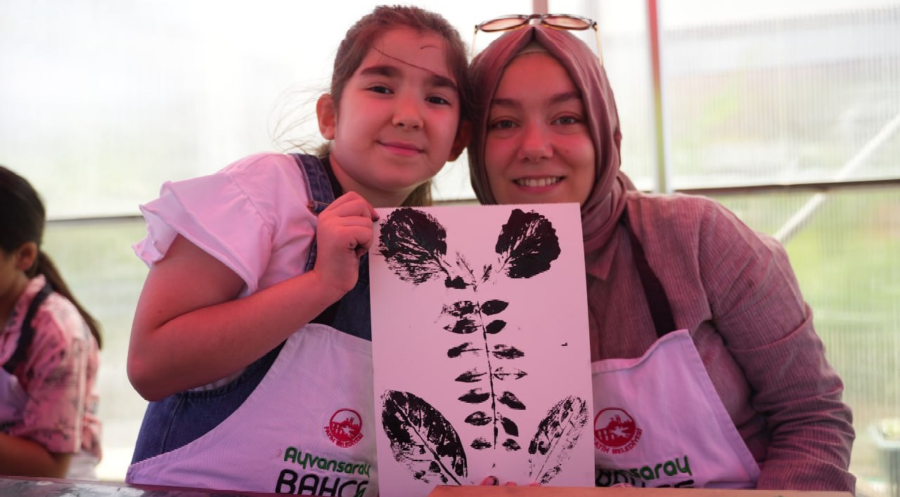 Anneler ve Çocukları Ayvansaray Bahçe deki Botanik Baskı Atölyesi ile Doğayı Daha Yakından Tanıyor