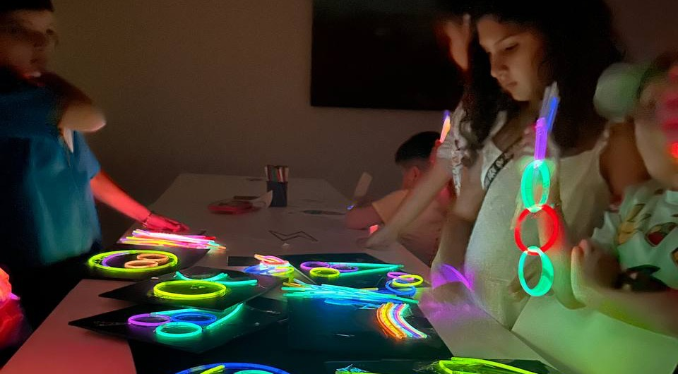 Kadırga Sanat Galerileri nden Miniklerimiz için “Atölye Neon: Parlayan Figürler” Etkinliği